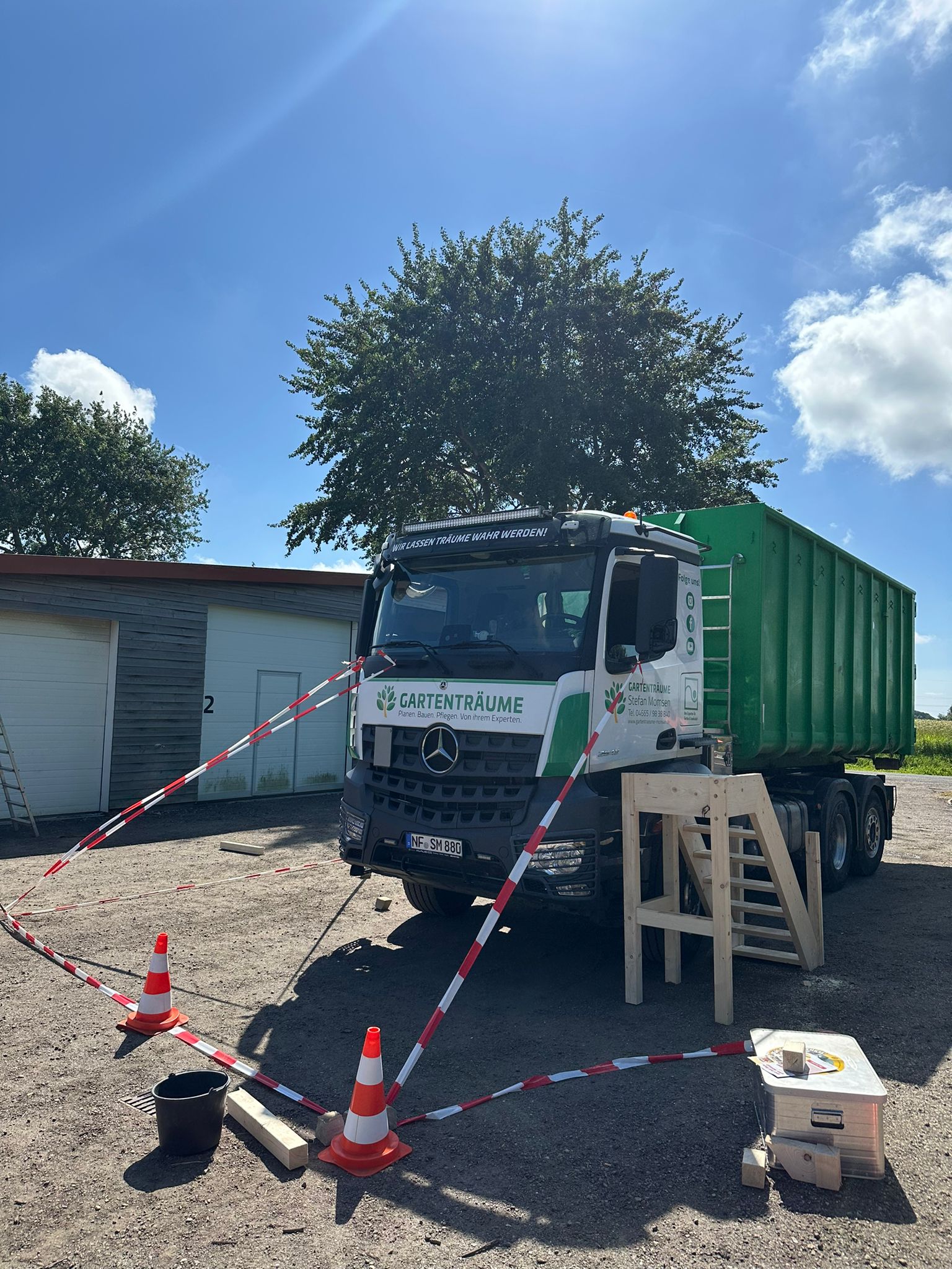 Ein LKW der sein toten Winkel mit Hilfe von Absperrbänder aufzeigt  